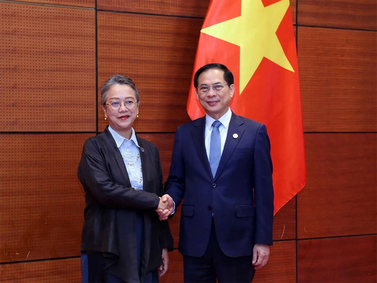 Phó Thủ tướng, Bộ trưởng Ngoại giao Bùi Thanh Sơn và Phó Tổng Thư ký Liên hợp quốc kiêm Thư ký điều hành Ủy ban Kinh tế xã hội khu vực châu Á-Thái Bình Dương (ESCAP) Armida Salsiah Alisjahbana. (Ảnh: TTXVN)