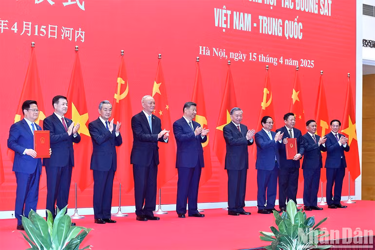 Các đồng chí lãnh đạo hai nước Việt Nam và Trung Quốc và các đại biểu thực hiện nghi thức khởi động Hành trình hợp tác đường sắt Việt Nam-Trung Quốc. (Ảnh: ĐĂNG KHOA)