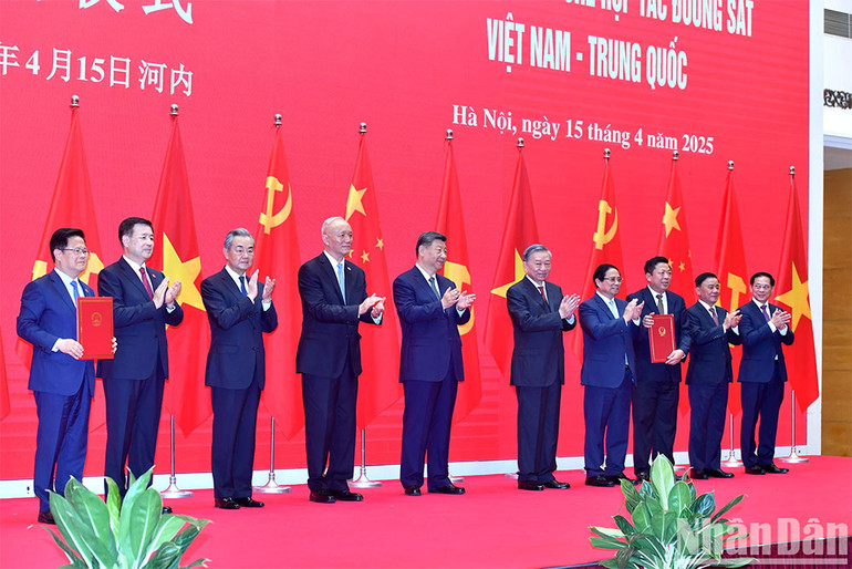 Các đồng chí lãnh đạo hai nước Việt Nam và Trung Quốc và các đại biểu thực hiện nghi thức khởi động Hành trình hợp tác đường sắt Việt Nam-Trung Quốc. (Ảnh: ĐĂNG KHOA)