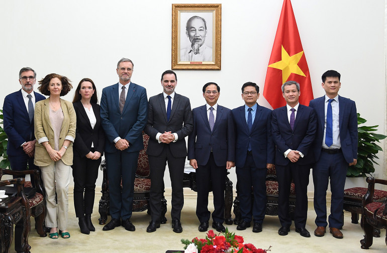 Phó Thủ tướng, Bộ trưởng Ngoại giao Bùi Thanh Sơn cùng các đại biểu tại buổi tiếp. (Ảnh: Bộ Ngoại giao Việt Nam)