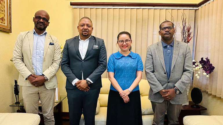 Đại sứ Việt Nam tại Mozambique Trần Thị Thu Thìn cùng các đại diện của CCIMV. (Ảnh: Đại sứ quán Việt Nam tại Mozambique)