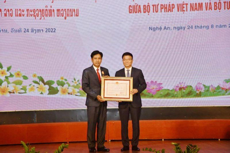 Thừa ủy quyền của Chủ tịch nước, Bộ trưởng Tư pháp Lê Thành Long trao tặng Huân chương Hữu nghị cho Bộ trưởng Tư pháp Lào.