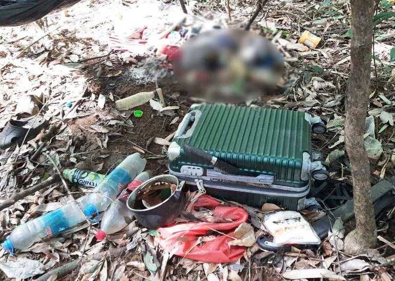 Chiếc va ly màu xanh và nồi nấu ăn tại hiện trường. Chiếc va ly màu xanh và nồi nấu ăn tại hiện trường.