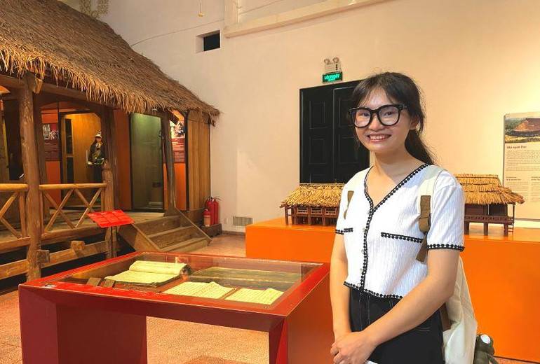 Bạn Đặng Hồng Nhung đang tham quan tòa Trống Đồng.