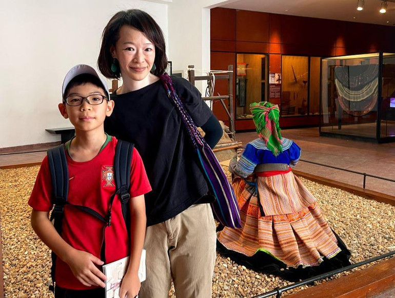Chị Maki cùng con trai ấn tượng với những nét văn hóa độc đáo của người Việt Nam.