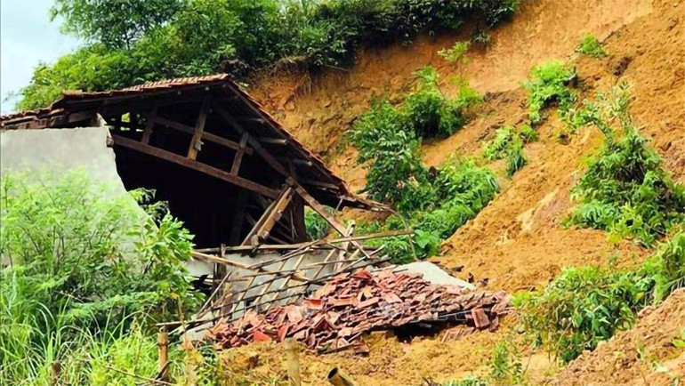 Khu vực bị sạt lở, do mưa lũ ở huyện Bắc Sơn, tỉnh Lạng Sơn. (Ảnh: TTXVN)