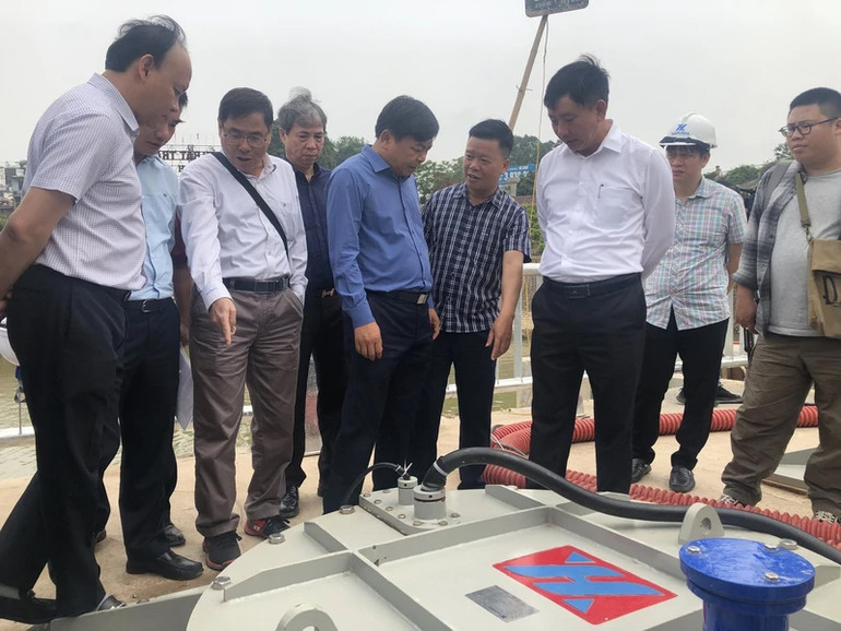 Đoàn Bộ Nông nghiệp và Phát triển nông thôn kiểm tra tại trạm bơm dã chiến Xuân Quan.