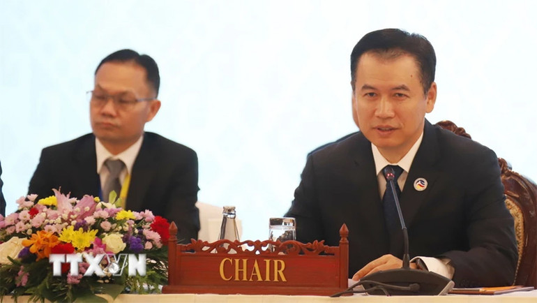 Bộ trưởng Thương mại Lào Malaythong Kommasith phát biểu khai mạc Hội nghị. (Ảnh: TTXVN)