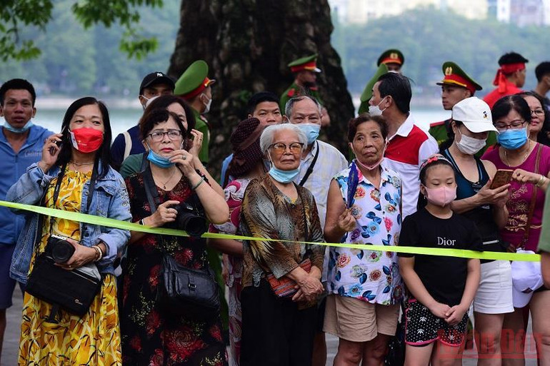 Người dân háo hức đón xem các tiết mục biểu diễn. (Ảnh: THÀNH ĐẠT)