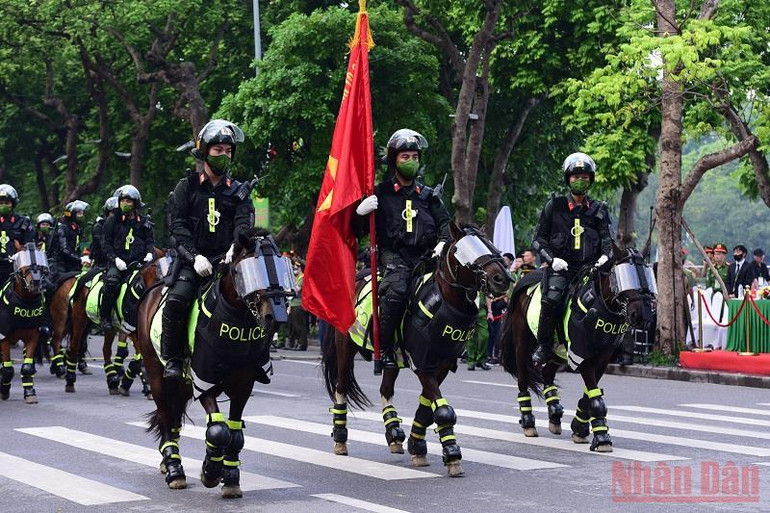 Đoàn kỵ binh diễu hành tại phố đi bộ quanh hồ Hoàn Kiếm. (Ảnh: THÀNH ĐẠT)