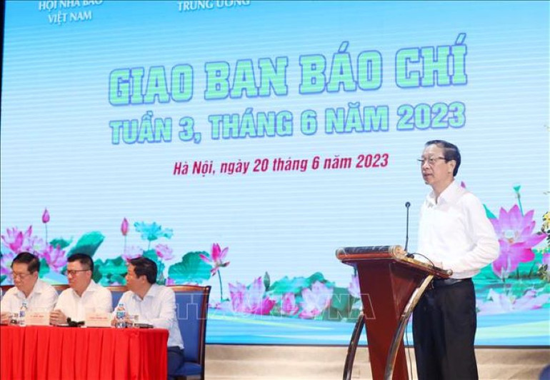 Thứ trưởng Giáo dục và Đào tạo Phạm Ngọc Thưởng báo cáo chuyên đề tại Hội nghị.
