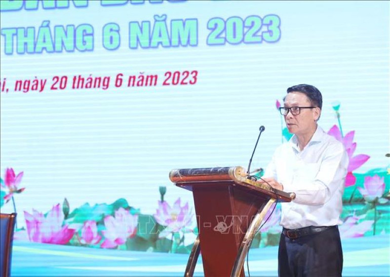 Phó Chủ tịch Thường trực Hội Nhà báo Việt Nam Nguyễn Đức Lợi trình bày báo cáo tại Hội nghị.