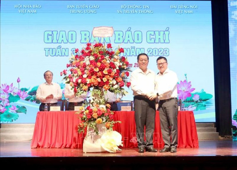 Đồng chí Nguyễn Trọng Nghĩa, Bí thư Trung ương Đảng, Trưởng Ban Tuyên giáo Trung ương chúc mừng các cơ quan báo chí nhân Ngày Báo chí Cách mạng Việt Nam.