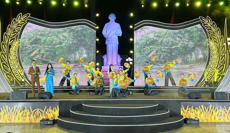 Tiết mục văn nghệ “Hành trình trên đất phù sa” tại buổi lễ.