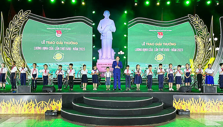 Phó Chủ tịch Quốc hội Trần Quang Phương tặng 30 chiếc xe đạp cho các em học sinh vượt khó học giỏi của tỉnh Sóc Trăng.