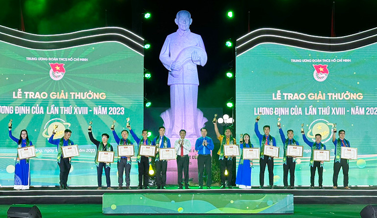 Vinh danh 42 thanh niên đoạt giải Lương Định Của năm 2023.