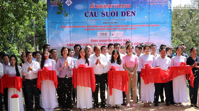 Nguyên Phó Thủ tướng Thường trực Chính phủ Trương Hòa Bình; lãnh đạo tỉnh Bình Phước và các nhà tài trợ thực hiện nghi thức cắt băng khánh thành cầu Suối Dên