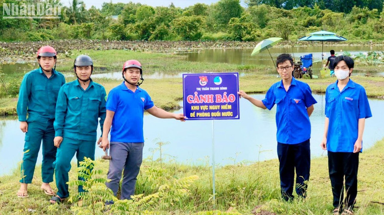 Bình Phước cắm nhiều bảng cảnh báo ở khu vực hồ nước sâu.