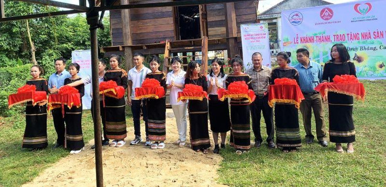Lãnh đạo Hội Từ tâm Đắk Lắk, Sở Văn hóa-Thể thao và Du lịch tỉnh Đắk Lắk và Ủy ban nhân dân xã Dray Bhăng cùng các đơn vị tài trợ cắt băng khánh thành nhà sàn tình nghĩa tặng cho đồng bào Ê Đê buôn Hra Ea Hning.