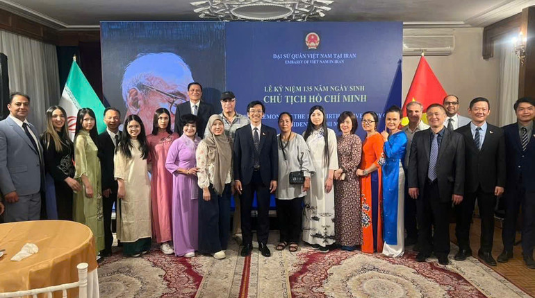 Cán bộ, nhân viên Đại sứ quán Việt Nam tại Iran và đại diện cộng đồng người Việt Nam tham dự Lễ kỷ niệm. Cán bộ, nhân viên Đại sứ quán Việt Nam tại Iran và đại diện cộng đồng người Việt Nam tham dự Lễ kỷ niệm.