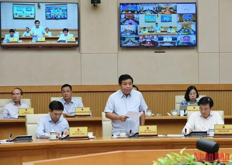 Bộ trưởng Kế hoạch và Đầu tư Nguyễn Chí Dũng báo cáo tại phiên họp. Bộ trưởng Kế hoạch và Đầu tư Nguyễn Chí Dũng báo cáo tại phiên họp.