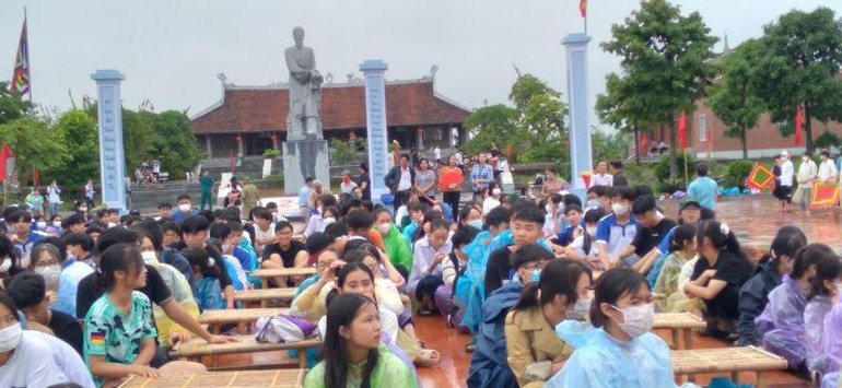 Thời tiết không thuận lợi, mưa triền miên, nhưng 500 học sinh trường Trung học phổ thông Bắc Duyên Hà (tỉnh Thái Bình) vẫn tập luyện, chuẩn bị cho cầu truyền hình trực tiếp tại Khu lưu niệm nhà bác học Lê Quý Đôn.(Ảnh: Mai Tú)