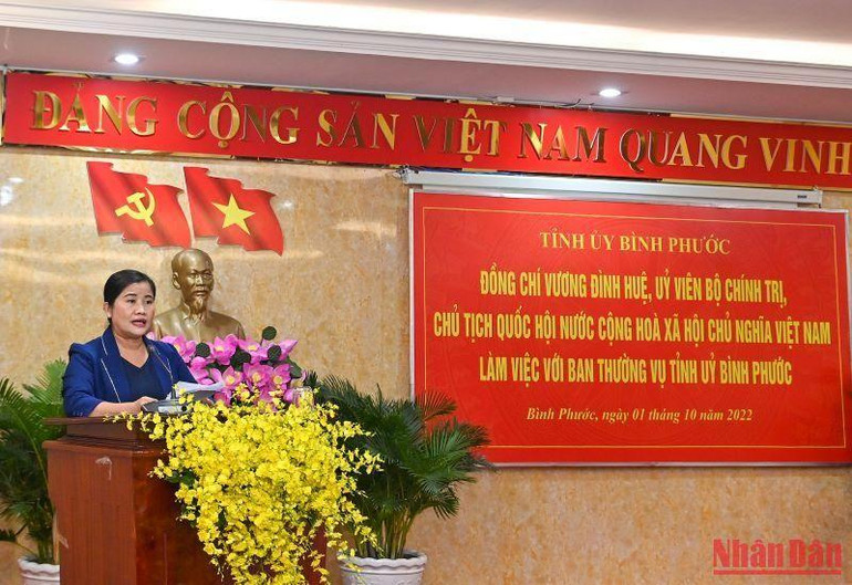 Chủ tịch Ủy ban nhân dân tỉnh Trần Tuệ Hiền trình bày báo cáo tại buổi làm việc.