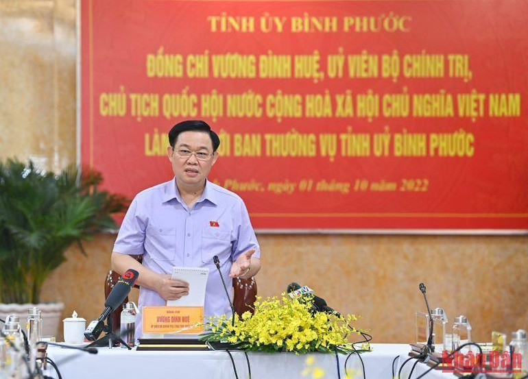 Chủ tịch Quốc hội Vương Đình Huệ phát biểu kết luận buổi làm việc với Ban Thường vụ Tỉnh ủy Bình Phước.