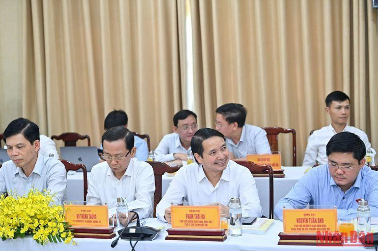 Đại biểu các Ủy ban của Quốc hội, các Bộ, Ban, ngành dự buổi làm việc.