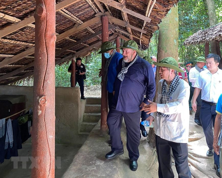 [Ảnh] Thủ tướng Cuba Manuel Marrero Cruz thăm địa đạo Củ Chi ảnh 5