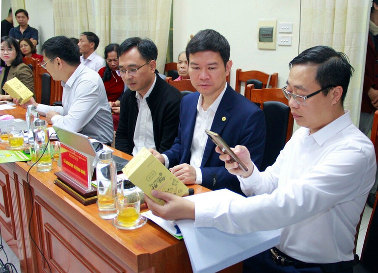 Các đại biểu đánh giá, phân hạng sản phẩm OCOP.