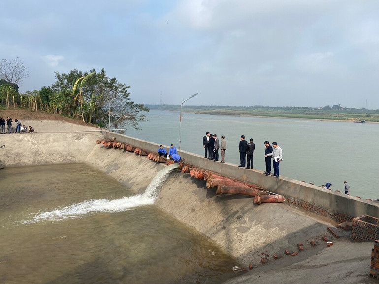 Công nhân thủy lợi ở thành phố Hà Nội kiểm tra máy bơm trước khi tiến hành lấy nước đợt một.