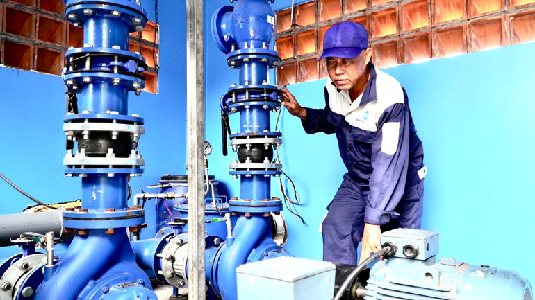 Nhân viên Công ty TNHH Cấp thoát nước Ngọc Lợi xã xã An Phong, huyện Thanh Bình (Đồng Tháp) vận hành hệ thống máy bơm nước phục vụ nhân dân. (Ảnh: Hữu Nghĩa)