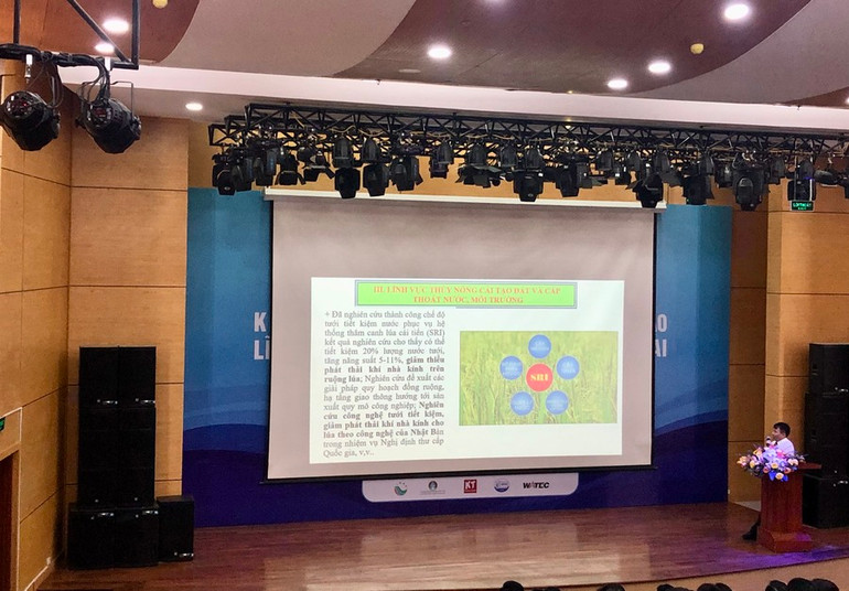 Đại biểu trình bày báo cáo tại hội thảo.