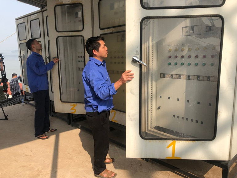 Công nhân trạm bơm Phù Sa (Hà Nội) vận hành máy lấy nước sản xuất vụ đông xuân 2023-2024.