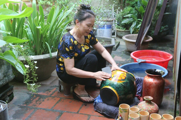 Nghệ nhân Nguyễn Thị Hồi làng nghề sơn mài Hạ Thái, xã Duyên Thái, huyện Thường Tín chế tác sản phẩm thủ công mỹ nghệ.