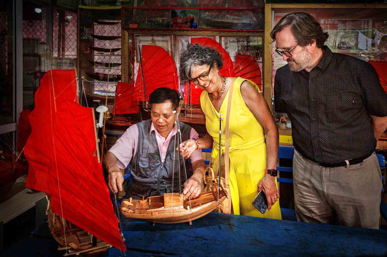 Nhân dân giới thiệu quà tặng du lịch thuyền buồm ba vách Quảng Yên cho du khách. (Ảnh: Dương Văn Toàn - Nguồn: nhiepanhdoisong.vn)