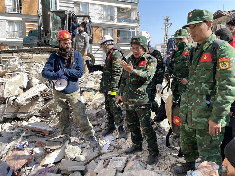 Đoàn công tác cứu hộ, cứu nạn của Quân đội nhân dân Việt Nam hỗ trợ tìm kiếm các nạn nhân trong trận động đất tại tỉnh Hatay, Thổ Nhĩ Kỳ. (Nguồn: Dangcongsan.vn) Đoàn công tác cứu hộ, cứu nạn của Quân đội nhân dân Việt Nam hỗ trợ tìm kiếm các nạn nhân trong trận động đất tại tỉnh Hatay, Thổ Nhĩ Kỳ. (Nguồn: Dangcongsan.vn)