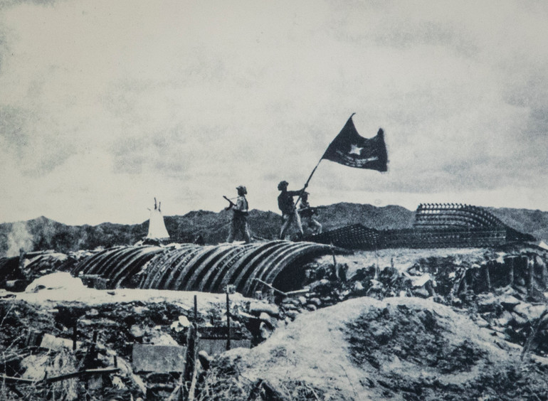 Cờ "Quyết chiến-Quyết thắng" phấp phới bay trên nóc hầm của tướng De Castries, ngày 7/5/1954.