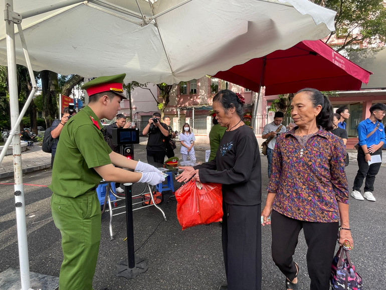 Người dân quét QR, trình căn cước công dân để vào viếng Tổng Bí thư.