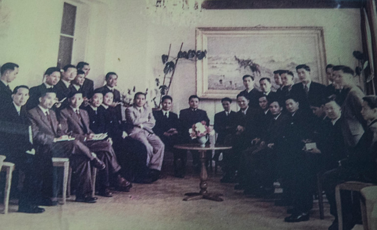 Phái đoàn Việt Nam Dân chủ Cộng hòa tham dự Hội nghị Geneva chụp ảnh chung tại trụ sở phái đoàn.