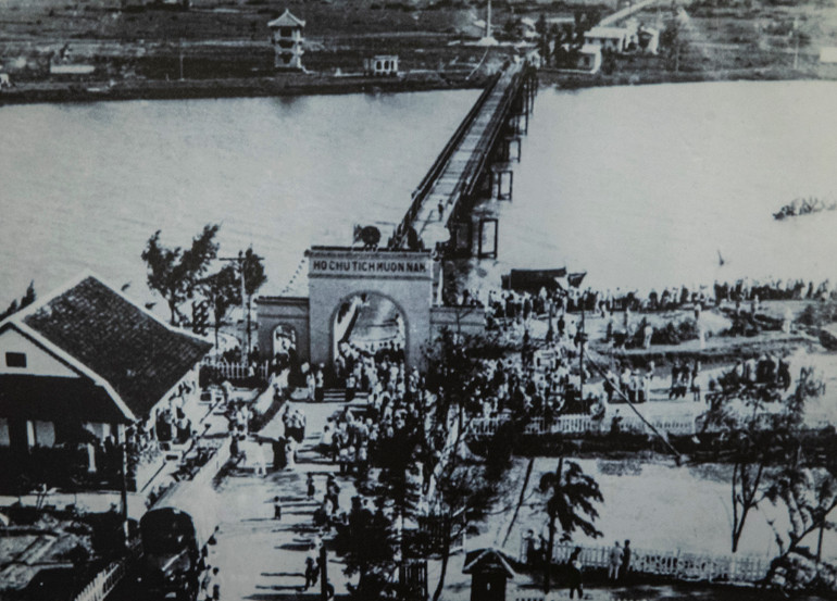 Cầu Hiền Lương bắc qua sông Bến Hải, giới tuyến tạm thời giữa hai miền nam-bắc.