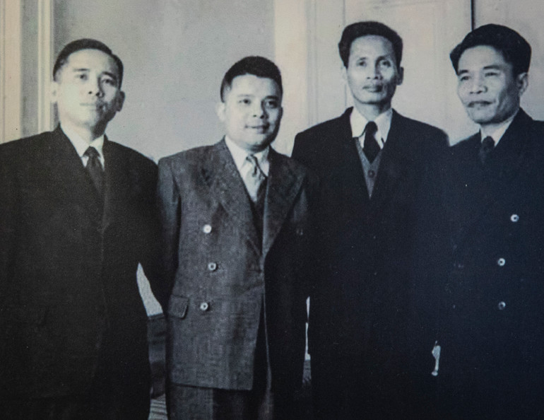 Đoàn đại biểu Việt Nam Dân chủ Cộng hòa tại Hội nghị Geneva (từ bên trái sang): đồng chí Trần Công Tường, Thứ trưởng Tư pháp; đồng chí Phan Anh, Bộ trưởng Công thương; đồng chí Phạm Văn Đồng, Phó Thủ tướng kiêm Quyền Bộ trưởng Ngoại giao; đồng chí Tạ Quang Bửu, Thứ trưởng Quốc phòng.