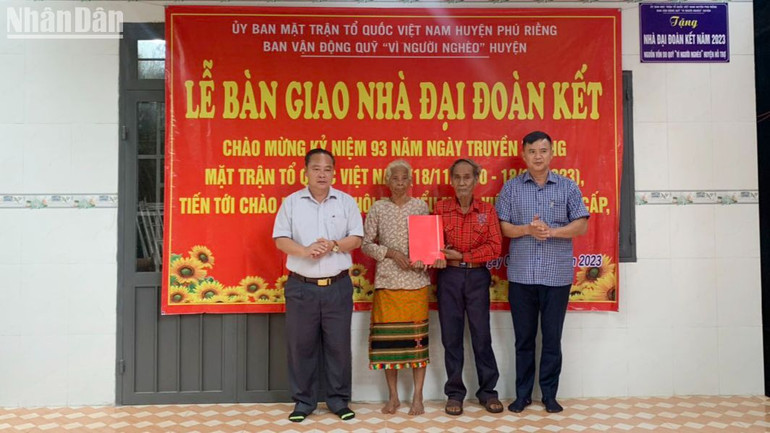 Gia đình ông Điểu Mát ở thôn Bình Trung, xã Phước Tân, huyện Phú Riềng vui mừng đón nhận căn nhà mới.