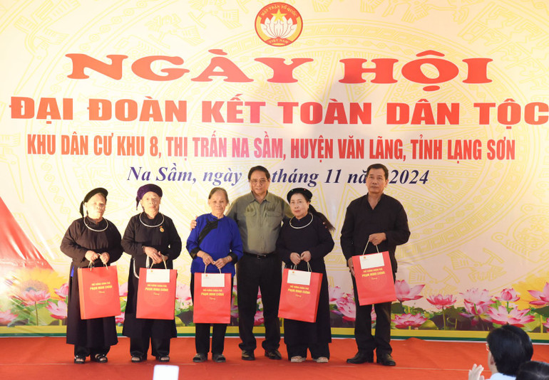Thủ tướng Phạm Minh Chính tặng quà một số hộ gia đình chính sách trên địa bàn Khu 8, thị trấn Na Sầm, huyện Văn Lãng.