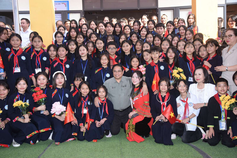 Thủ tướng Phạm Minh Chính với bà con nhân dân Khu 8, thị trấn Na Sầm.