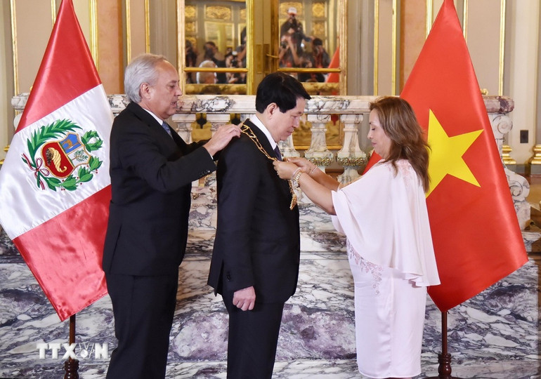 Tổng thống Dina Ercilia Boluarte Zegarra trao Huân chương “Mặt trời Peru” cấp Đại Thập tự tặng Chủ tịch nước Lương Cường. (Ảnh: Lâm Khánh/TTXVN) Tổng thống Dina Ercilia Boluarte Zegarra trao Huân chương “Mặt trời Peru” cấp Đại Thập tự tặng Chủ tịch nước Lương Cường. (Ảnh: Lâm Khánh/TTXVN)