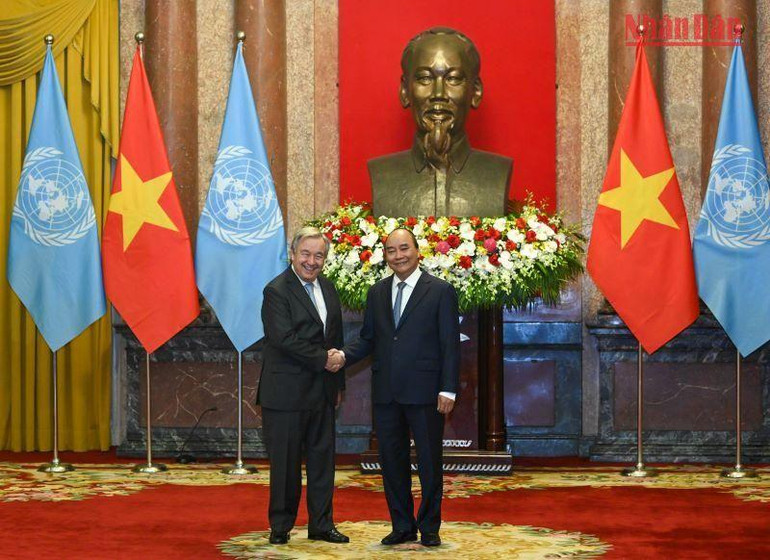 Chủ tịch nước Nguyễn Xuân Phúc và Tổng Thư ký Liên hợp quốc Antonio Guterres chụp ảnh chung tại lễ đón.
