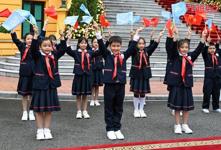 Thiếu nhi Thủ đô chào đón Tổng Thư ký Liên hợp quốc Antonio Guterres thăm chính thức Việt Nam.