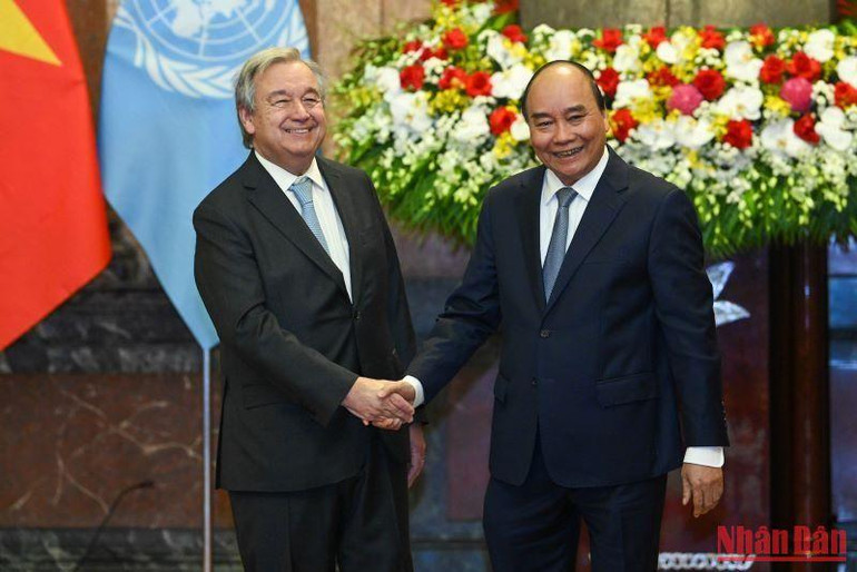 Chủ tịch nước Nguyễn Xuân Phúc và Tổng Thư ký Liên hợp quốc Antonio Guterres tại lễ đón.